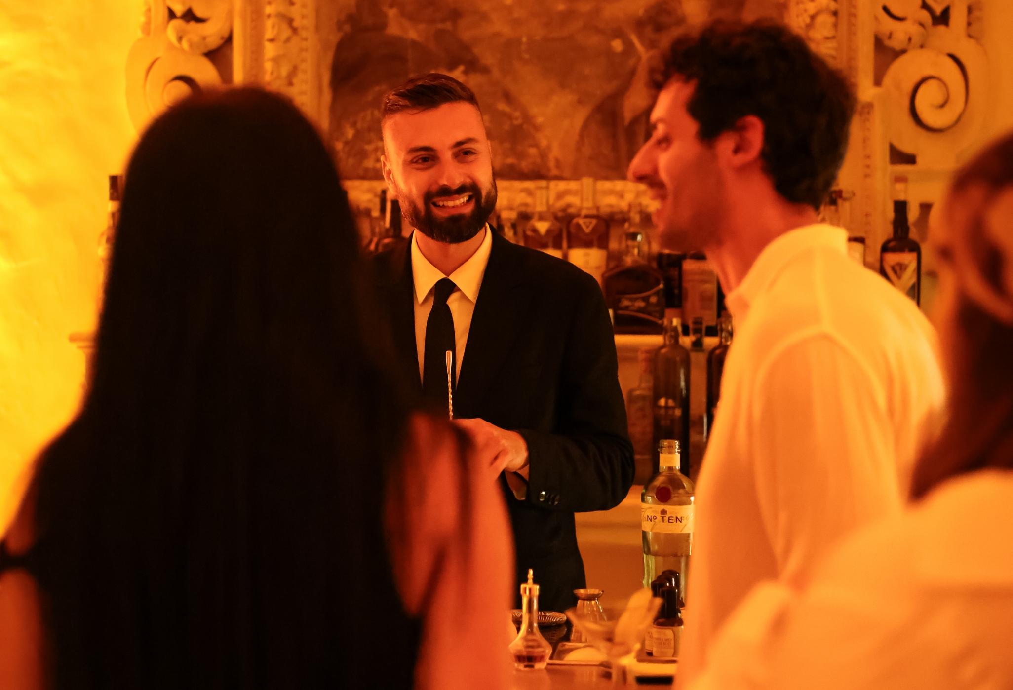 Il team del Fran Cocktail Bar alla Masseria Francescani in un momento di servizio