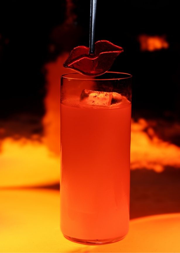 Cocktail con decorazione a forma di labbra al bar Fran della Masseria Francescani