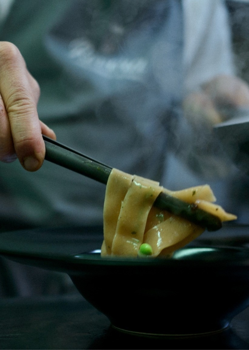Lo chef del ristorante Fran impiatta pasta artigianale nella Masseria Francescani
